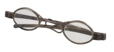 Brille um 1800/20, SILBER, signiert AD in einer Raute, ovale Gläser, Bügel über Drehgelenk ...