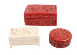 Lot: 2 Chinesische Holzlackdosen, umlaufend beschnitzt, innen schwarz lackiert, Eckige Dose ...
