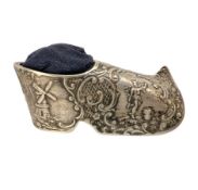 Antikes Nadelkissen SCHUH, HOLLAND, SILBER, umlaufend floral eingebettete Motive : u.a. ein ...