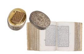 Alter/antiker Koran in Miniatur, Umschlag geprägt mit Vergoldung, Maße ca.: 18,0 x 22,5 x 10,5 ...