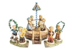 Lot 8 Hummel/Goebel Figuren, u.a. Fredl, Vroni, Rosi Liesl, etc., Höhe ca 10 cm, Podium mit ...