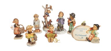 Lot Einzelstücke: 8 GÖBEL/HUMMEL Figuren, verschiedene Jahrgänge ab 1958, H = ca. 8,0-16,0 cm