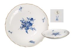 Dekorschale aus Porzellan, MEISSEN BLAUE BLUME mit Insektenmotiven, signiert mit Schwertern, ...