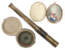 Lot: 19.Jhd., 1 Teleskopfernrohr, Messing mit Leder, L = 37,0 cm (ausgezogen); 1 Kompass im ...