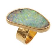 Ring, GG 585/000, Boulderopal (Australien), Opal mit lebhaftem Feuer in vorwiegend grünen und ...