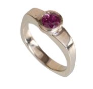 Solitär-Ring, WG 750/000, Rubin ca. 0,70 ct (fac.), RW ca. 56, total 7,0 g 