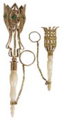 Lot: BRAUTSCHMUCK, 1 Feilchenhalter, Metall gelbfarben mit grünen Steinen besetzt, ...