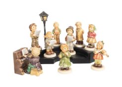 8 GÖBEL/HUMMEL Figuren, CHOR, 2 Podeste; 1 Klavier mit Spieler u. 1 Laterne, u. a. Erste ...