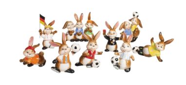9 GÖBEL Figuren, FUßBALLHASEN, 11 Spieler u. 1 Schiedsrichter, H = ca. 10,5 cm