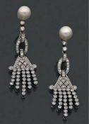 PAIRE DE BOUCLES D'OREILLES en or blanc 18K (750°/00) ornées de perles de culture