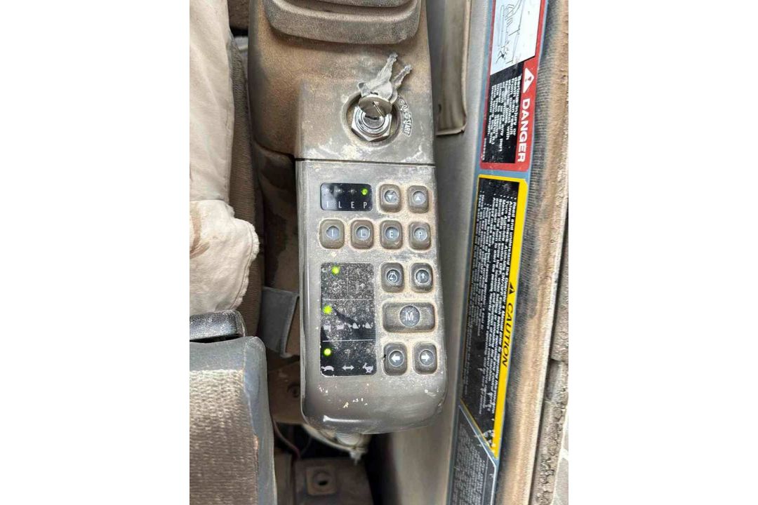 HITACHI EX550LC EXCAVATOR - Image 17 of 17