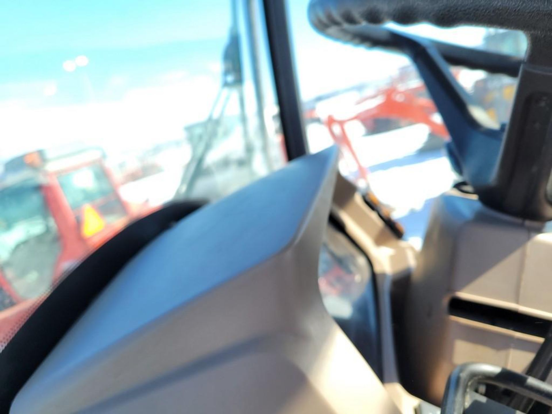 Kubota M7060 Cab Loader Tractor 'Ride & Drive' - Image 27 of 37