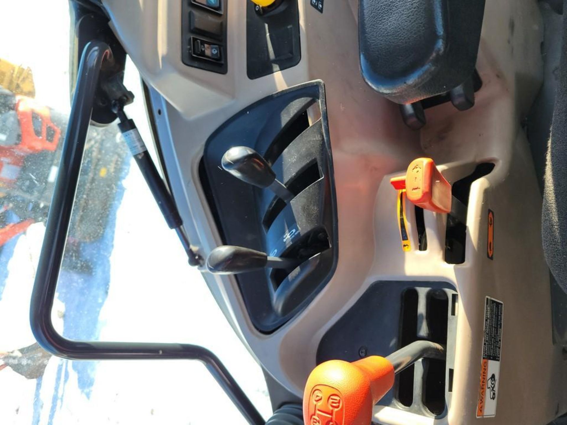 Kubota M7060 Cab Loader Tractor 'Ride & Drive' - Image 31 of 37
