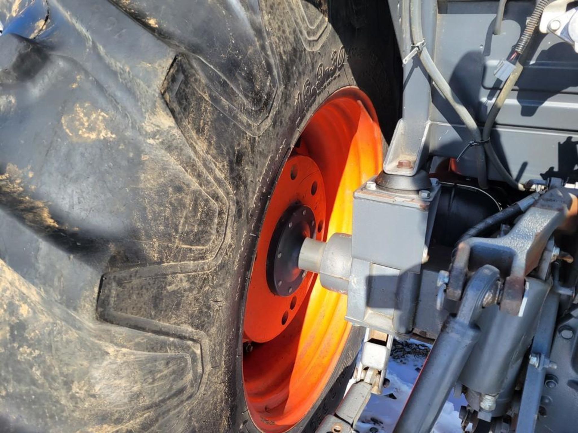 Kubota M7060 Cab Loader Tractor 'Ride & Drive' - Image 13 of 37