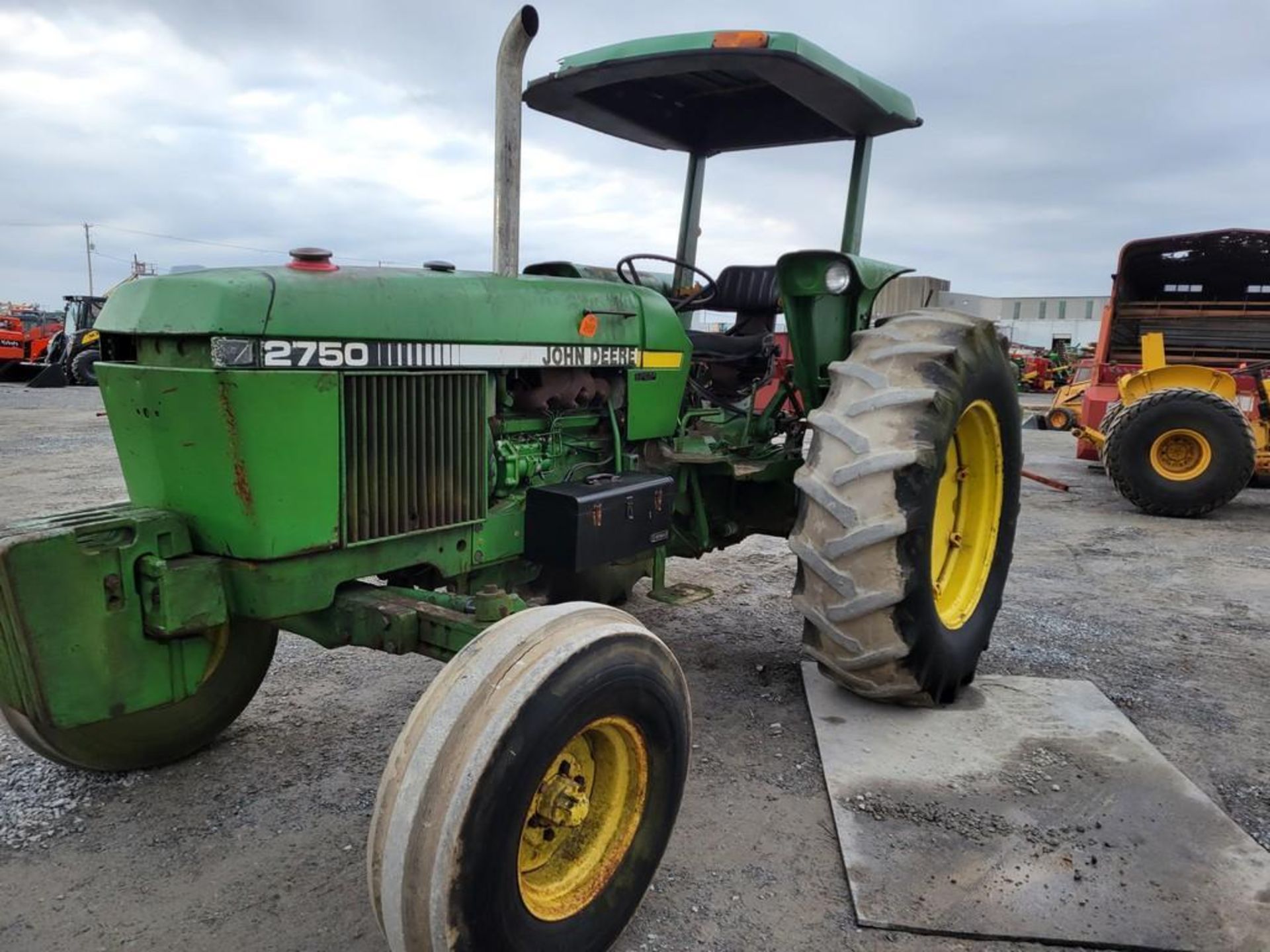 John Deere 2750 Tractor 'Runs & Operates' - Image 2 of 38