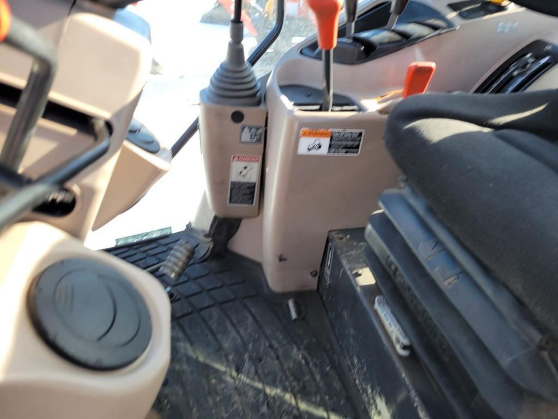 Kubota M7060 Cab Loader Tractor 'Ride & Drive' - Image 35 of 37
