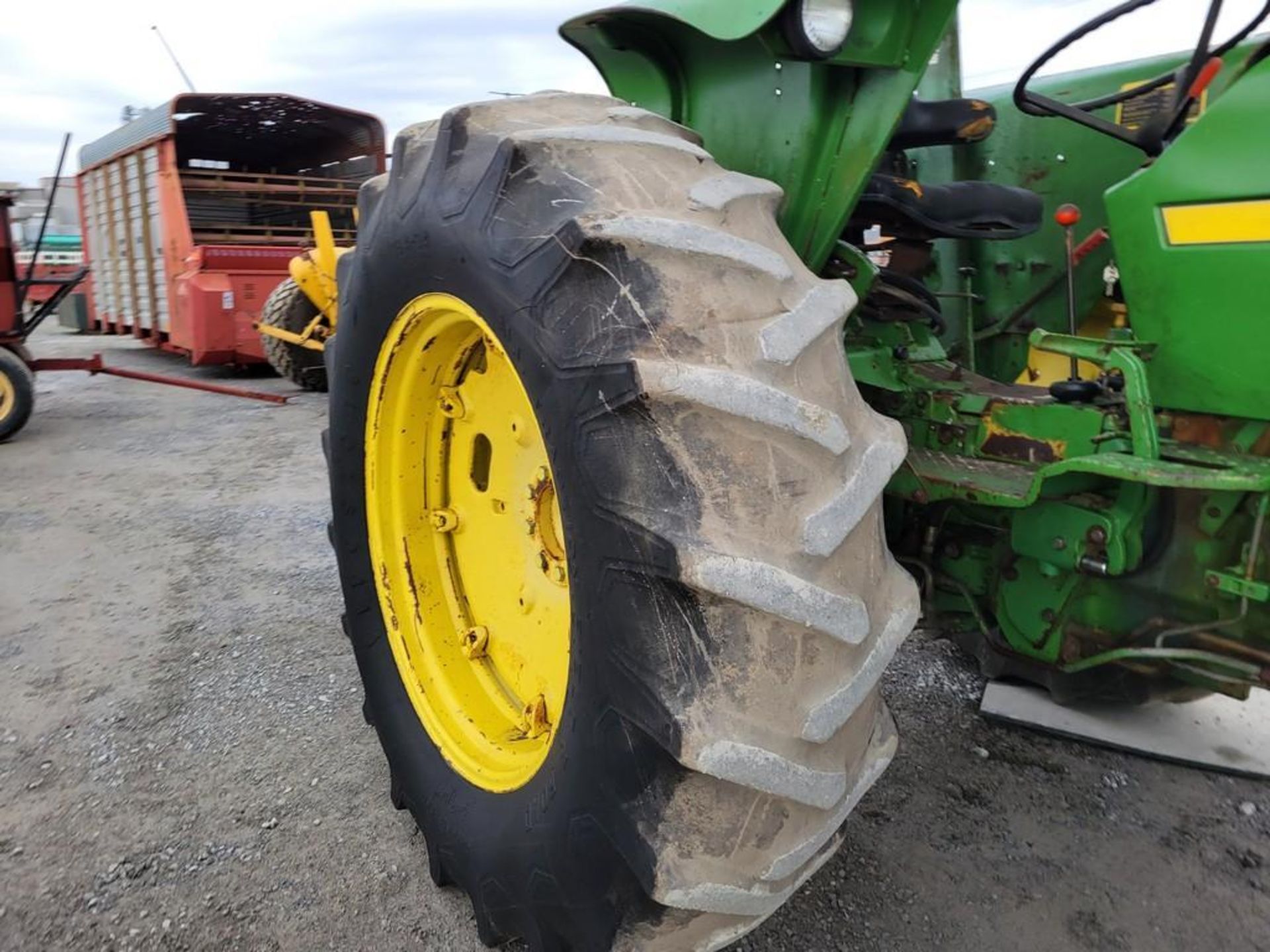 John Deere 2750 Tractor 'Runs & Operates' - Image 9 of 38