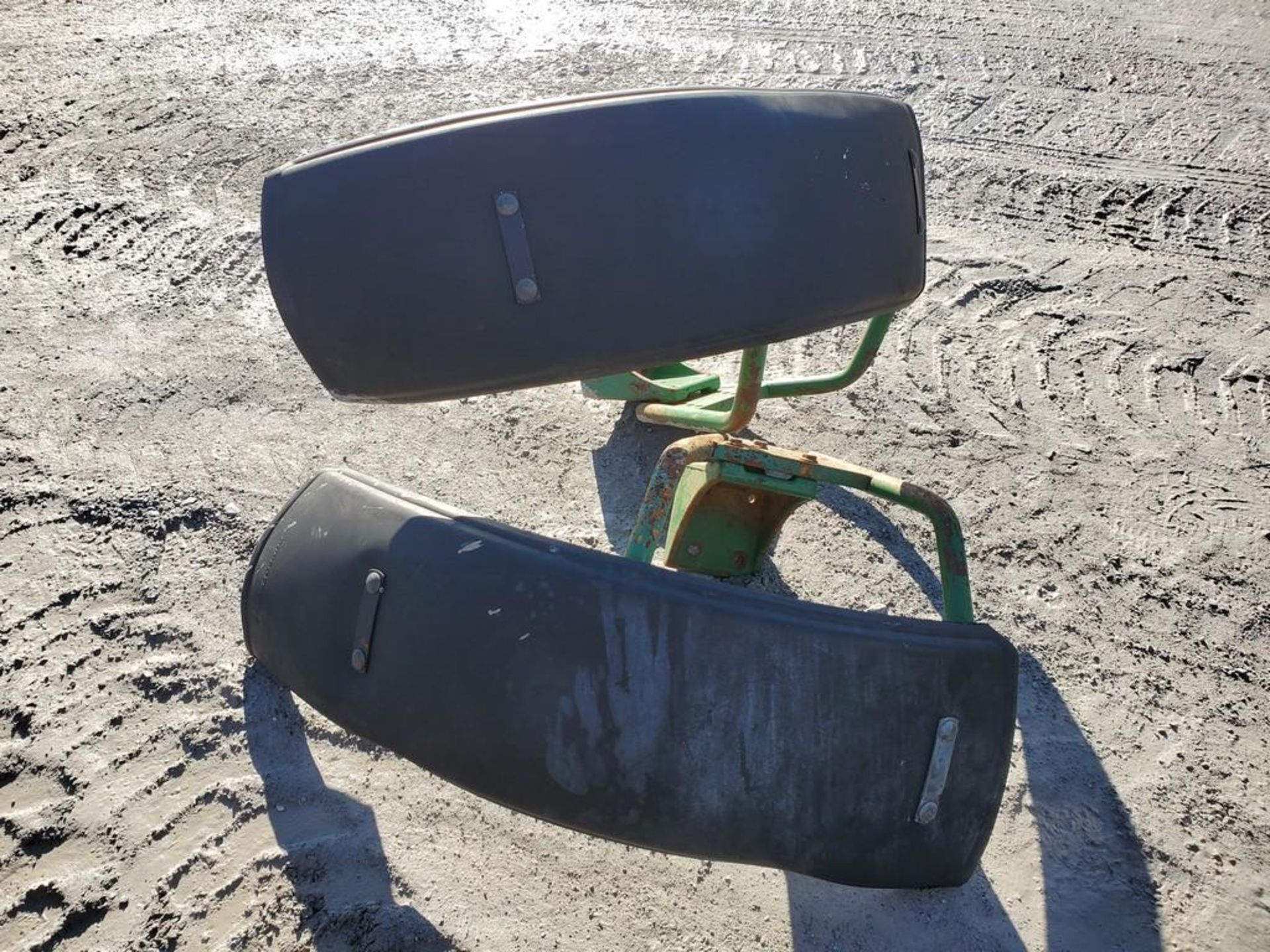 John Deere Front Fenders 'Pair of 2' - Image 3 of 7