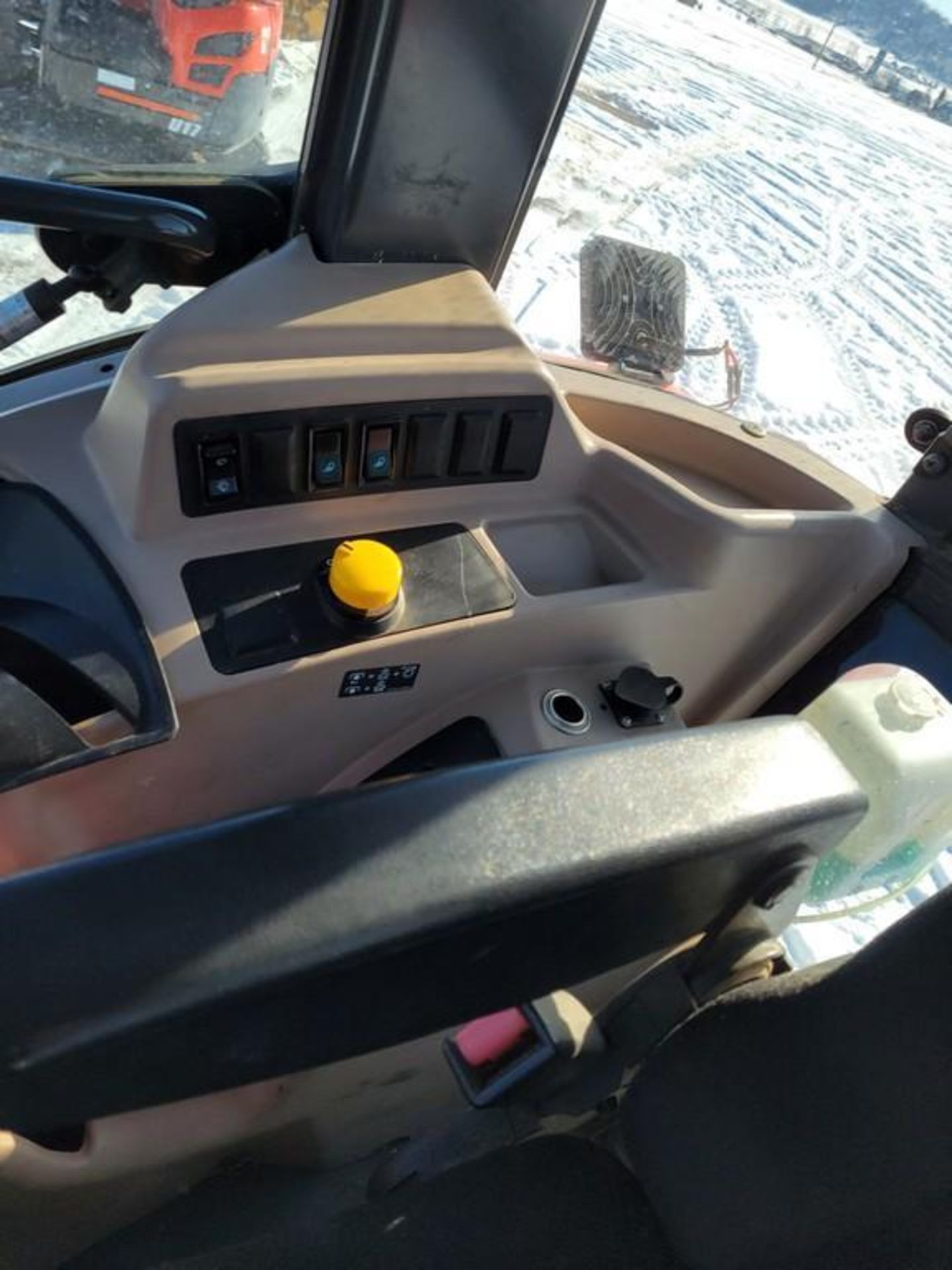 Kubota M7060 Cab Loader Tractor 'Ride & Drive' - Image 32 of 37