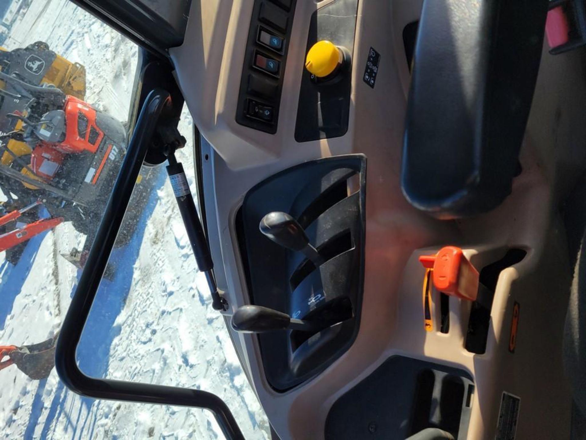 Kubota M7060 Cab Loader Tractor 'Ride & Drive' - Image 30 of 37