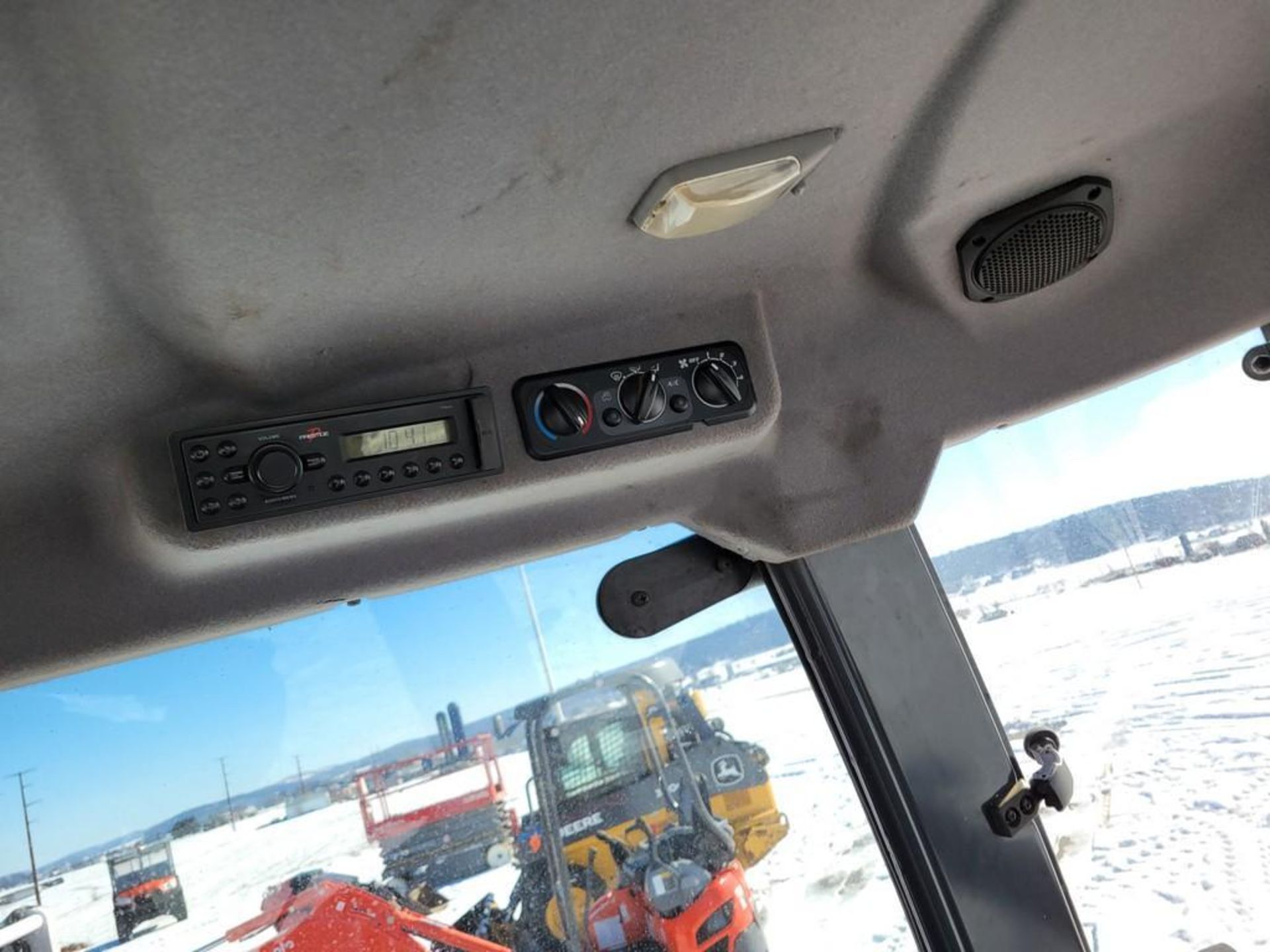 Kubota M7060 Cab Loader Tractor 'Ride & Drive' - Image 28 of 37