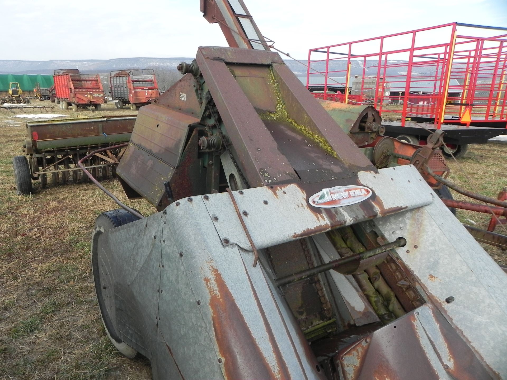 New Idea 325 Corn Picker - Image 5 of 15
