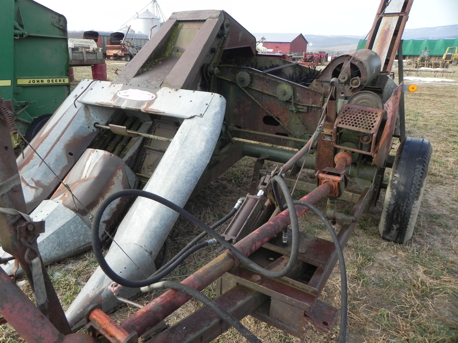 New Idea 325 Corn Picker - Image 2 of 15