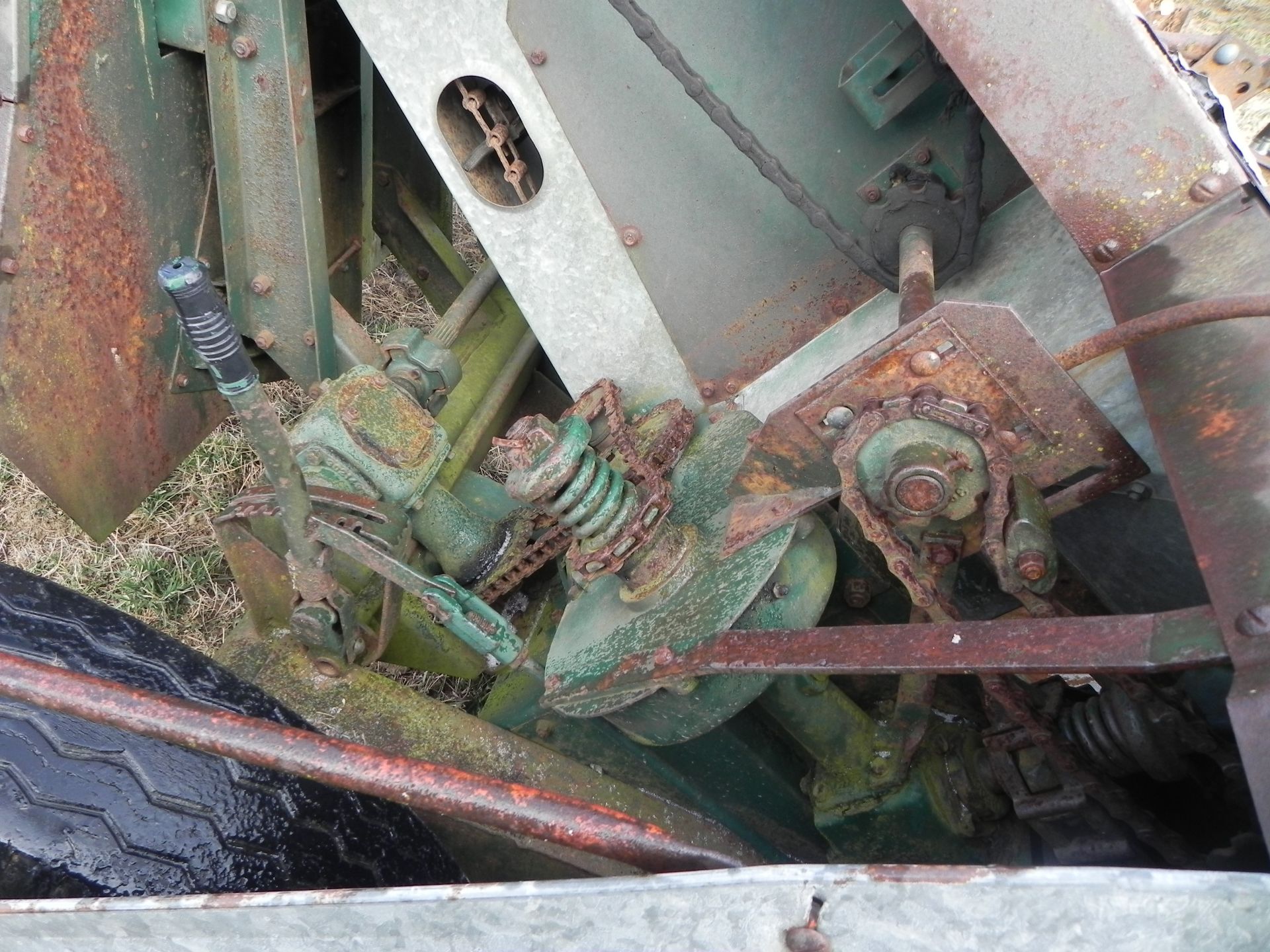 New Idea 325 Corn Picker - Image 6 of 15