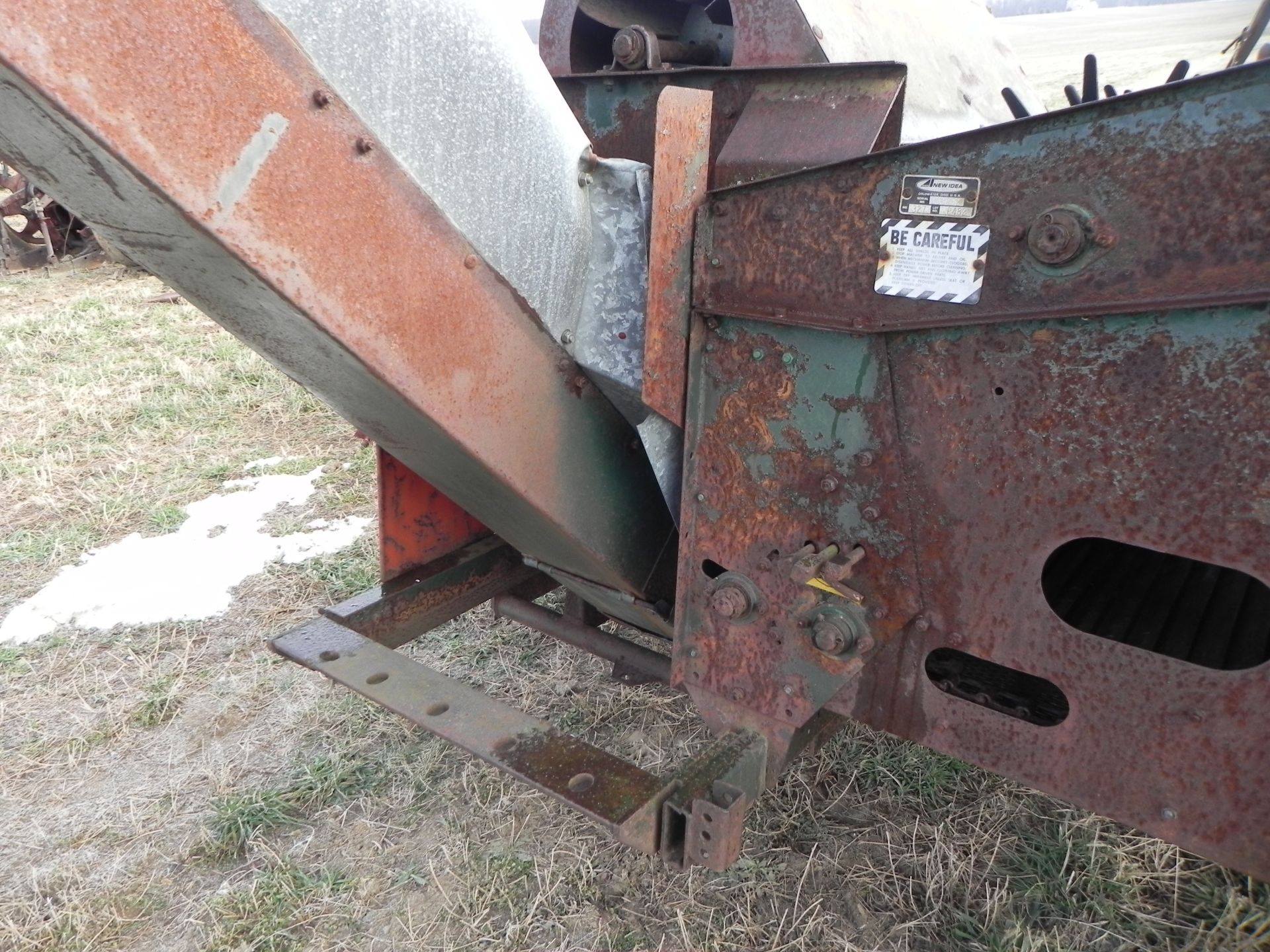 New Idea 325 Corn Picker - Image 8 of 15
