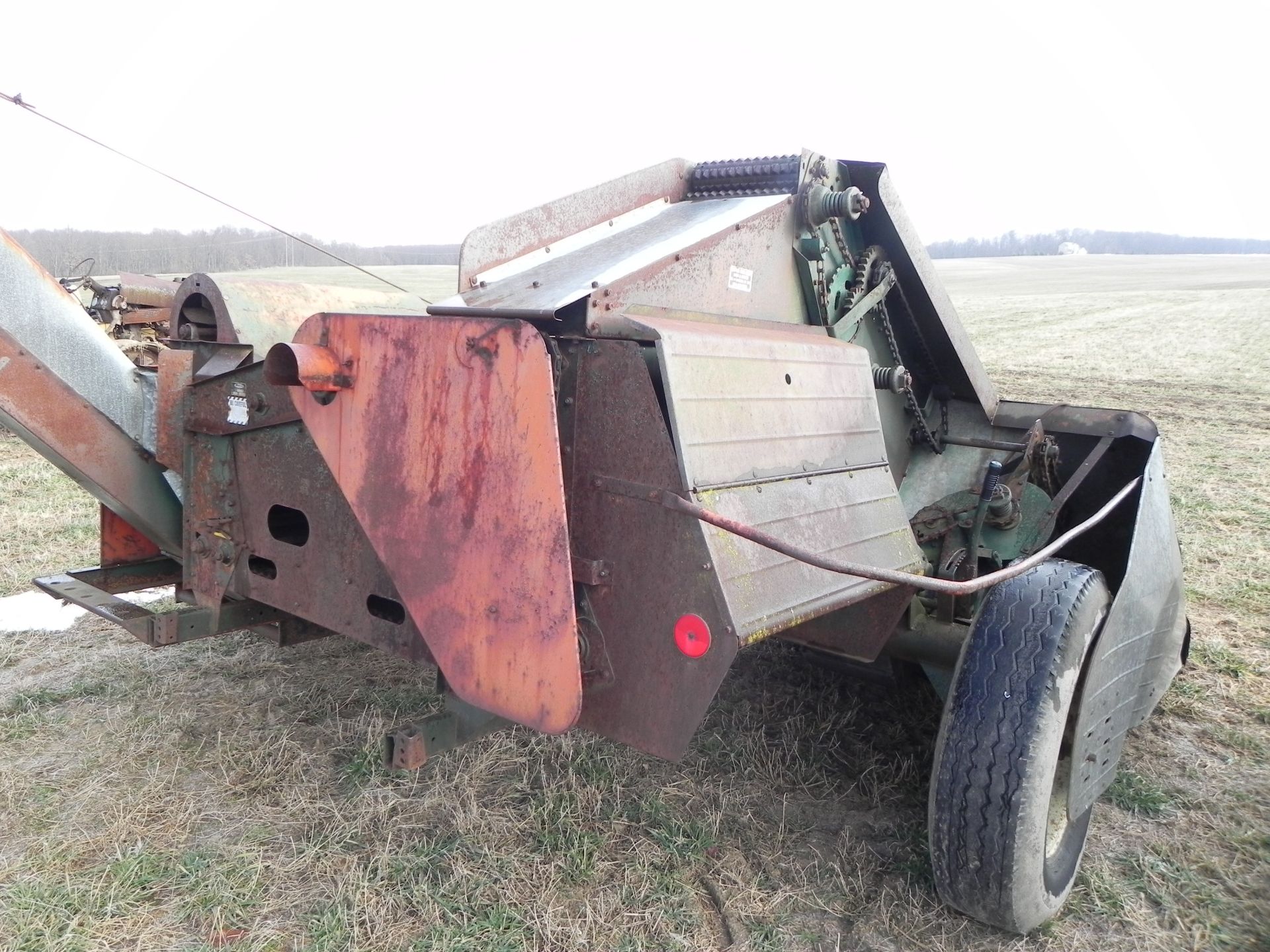 New Idea 325 Corn Picker - Image 7 of 15