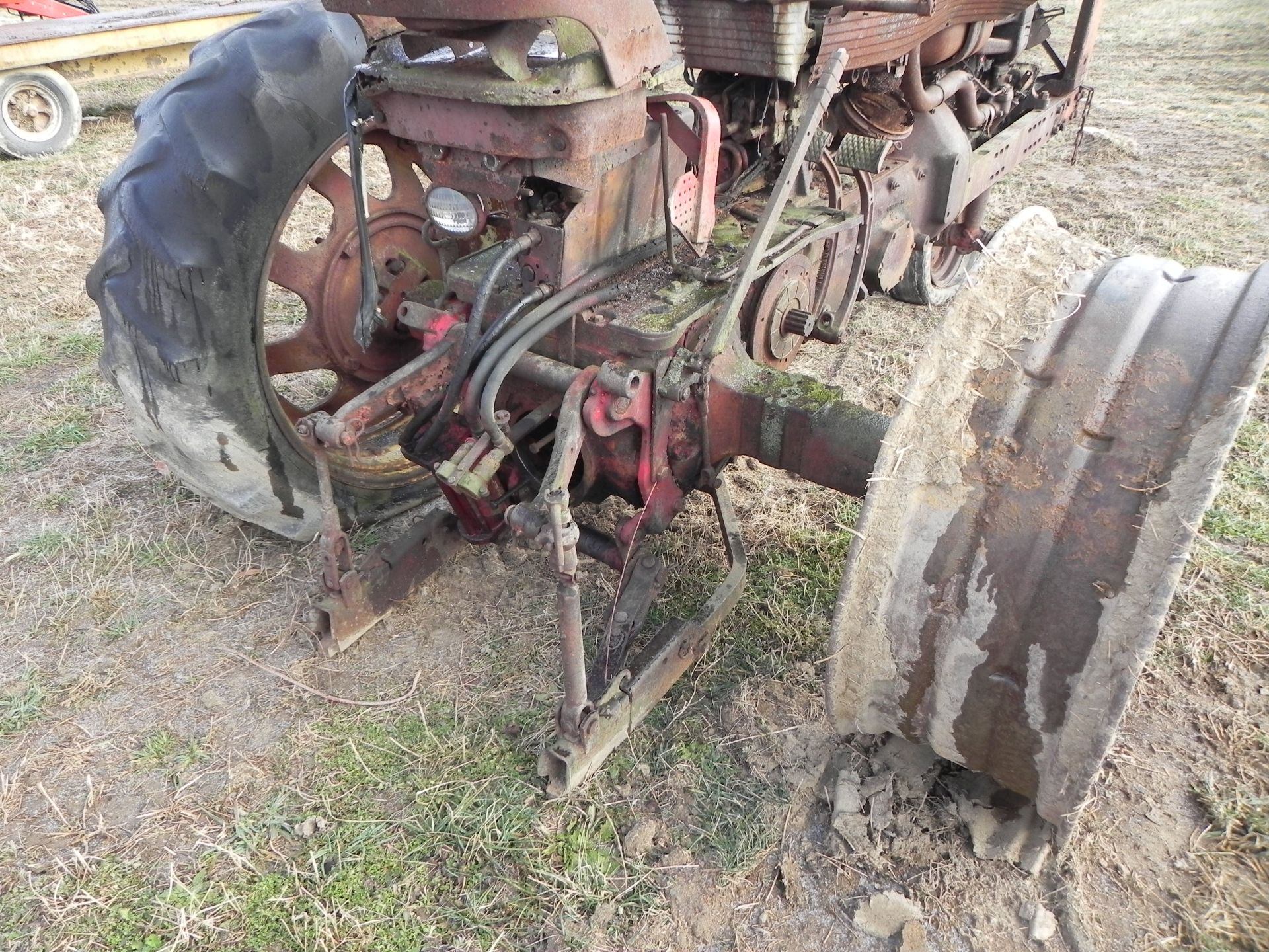 International 460 Tractor 'AS-IS' - Image 5 of 11