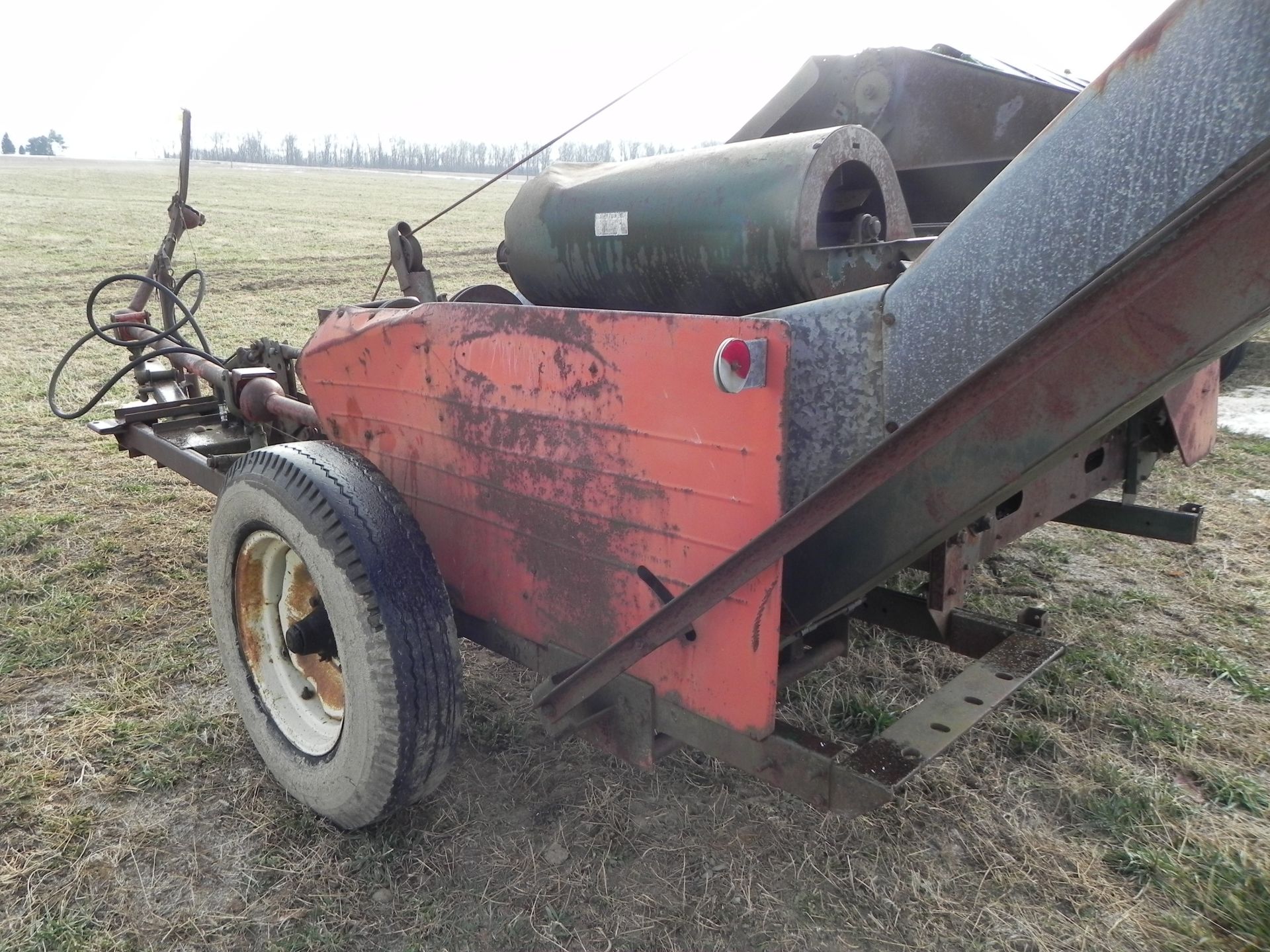 New Idea 325 Corn Picker - Image 10 of 15