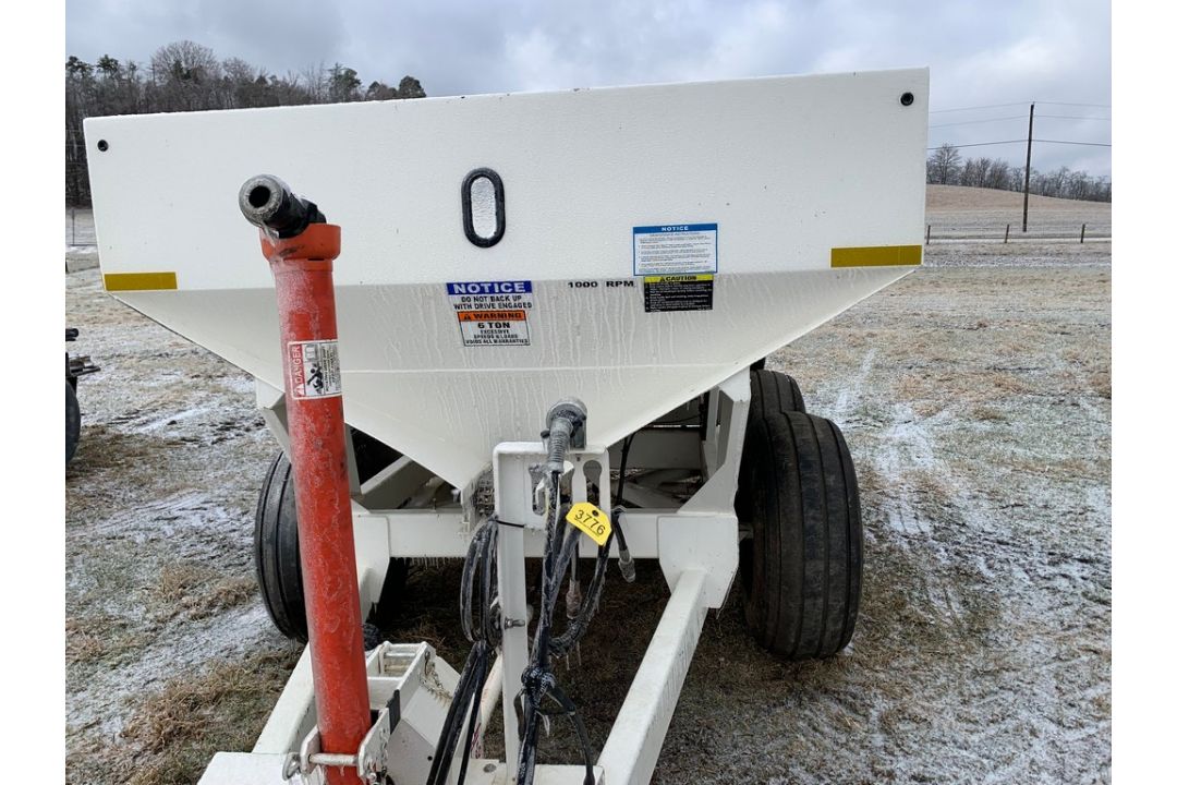 2022 Mobility 600 Fertilizer Spreader - Image 2 of 8