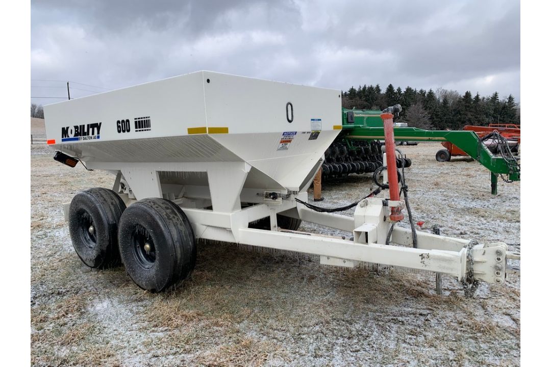 2022 Mobility 600 Fertilizer Spreader - Image 3 of 8