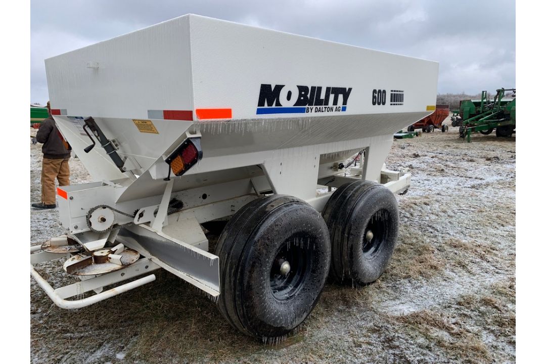 2022 Mobility 600 Fertilizer Spreader - Image 4 of 8