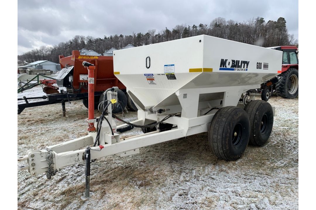2022 Mobility 600 Fertilizer Spreader - Image 1 of 8