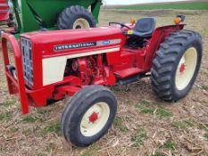 International 464 Utility Tractor