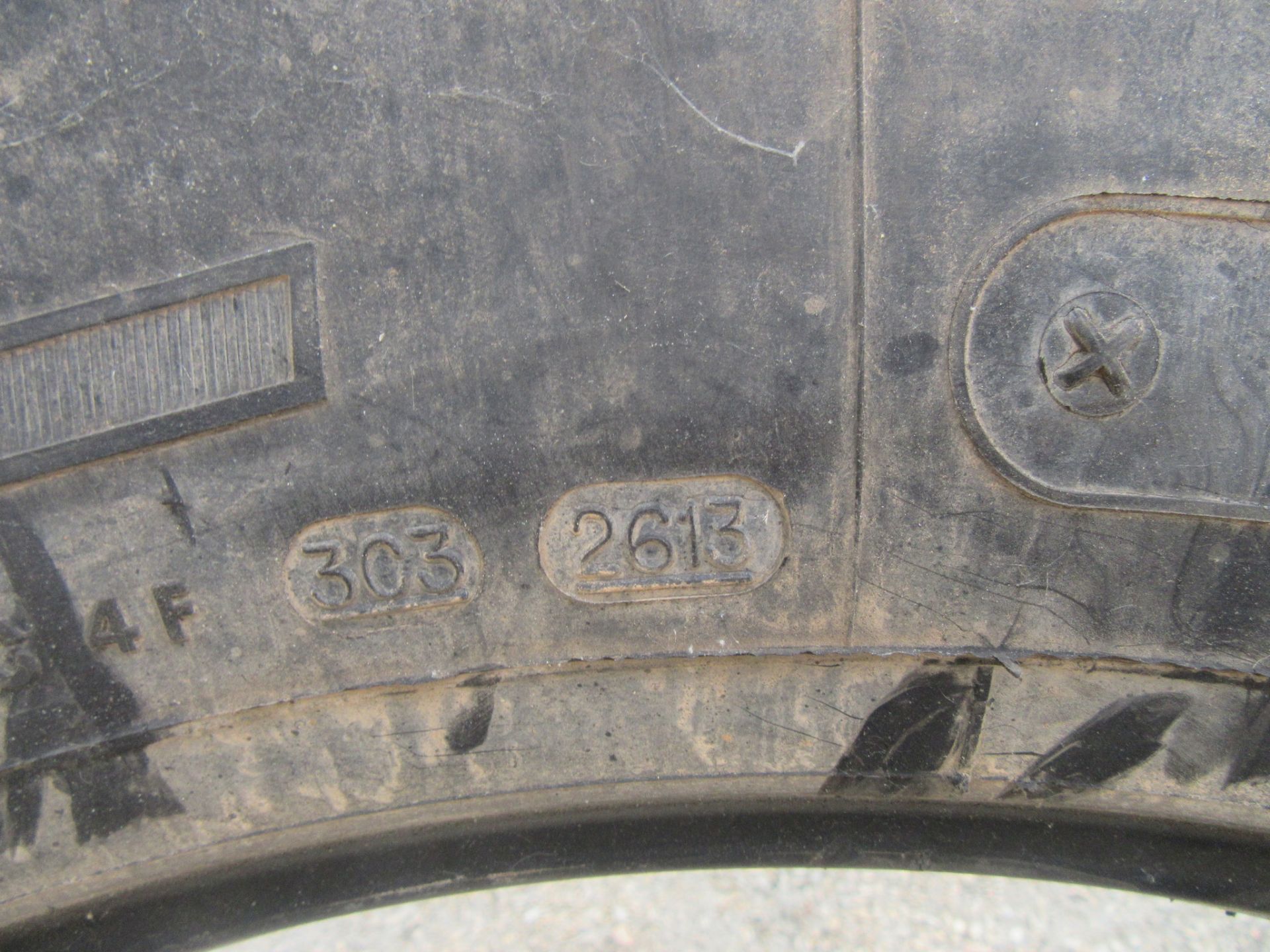 Bridgestone 11R24.5 Tire - Image 4 of 11