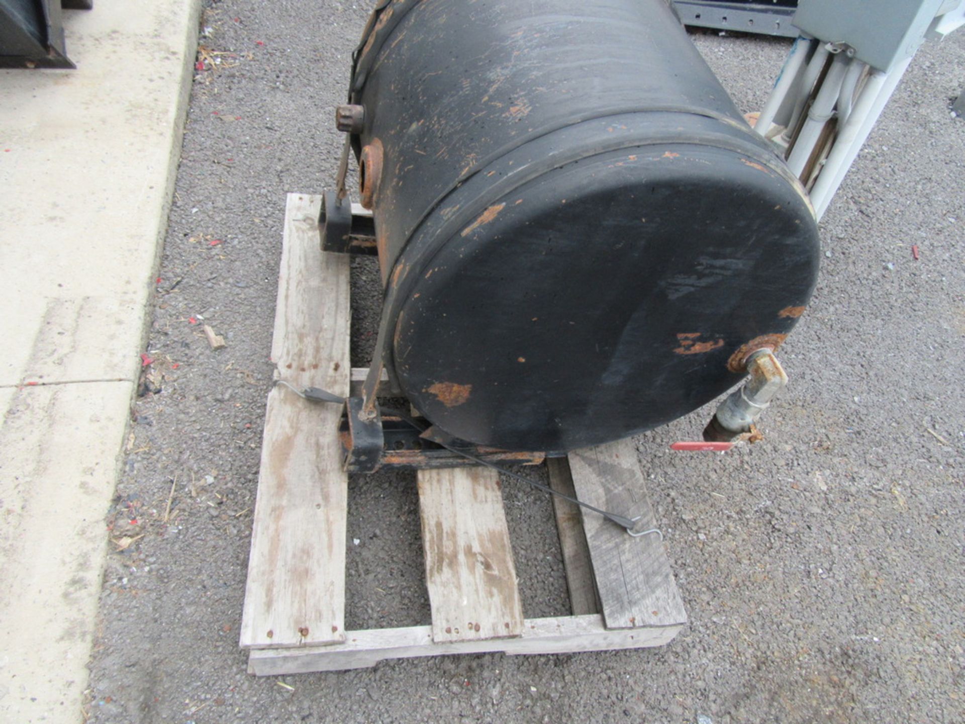 Oil reservoir - Image 2 of 5