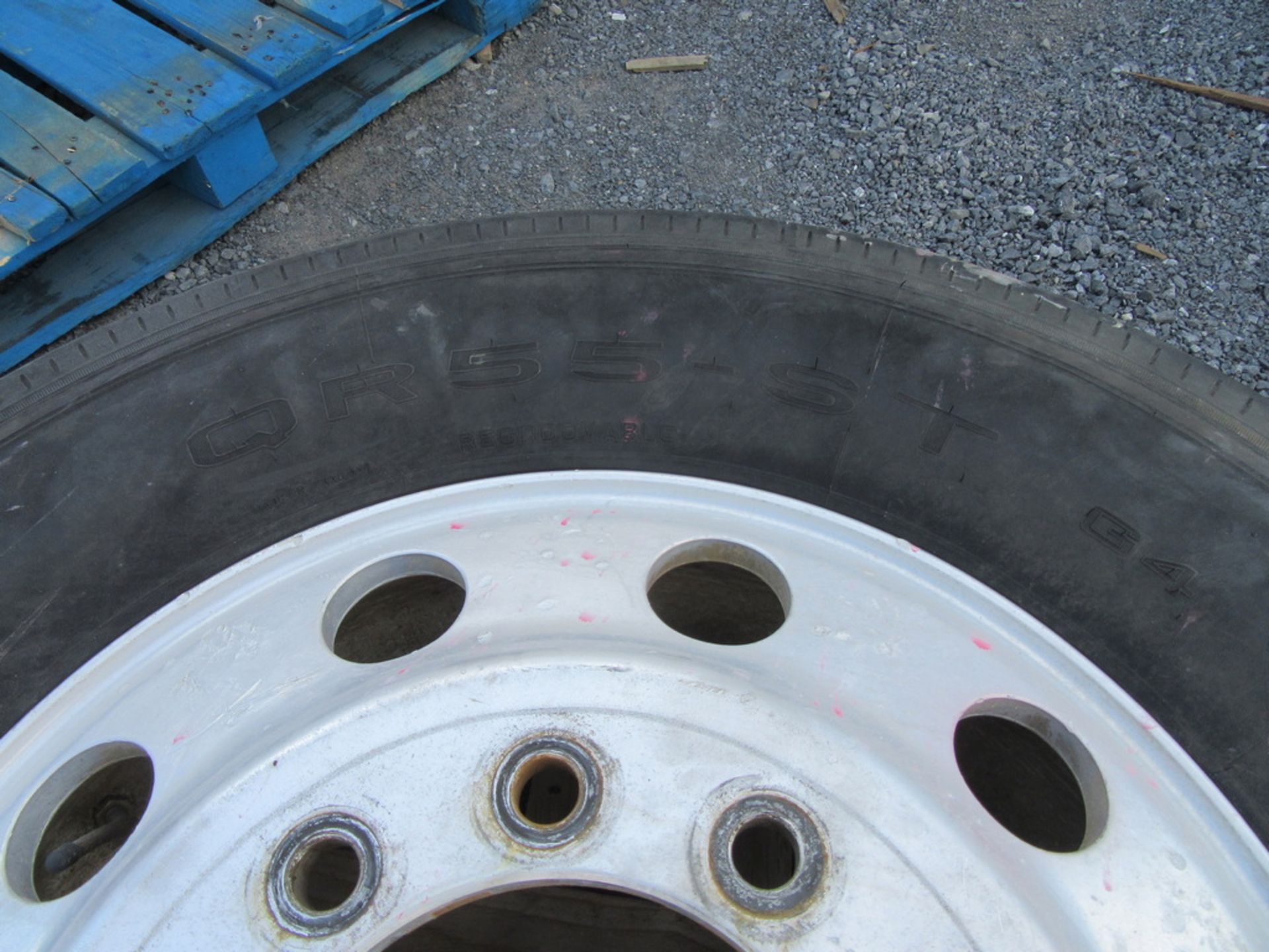 2011 Gladiator QR55-ST, 11R24.5 Tires on rims - Image 6 of 14