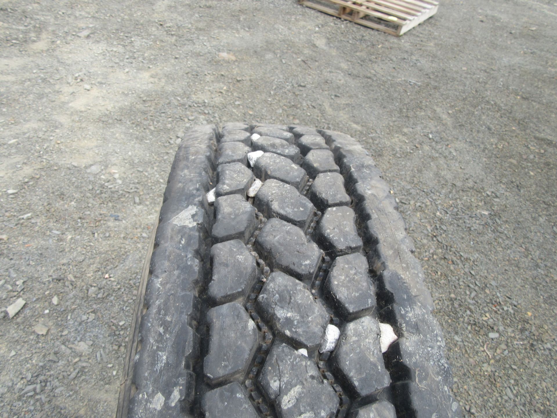 Bridgestone 11R24.5 Tire - Image 6 of 11