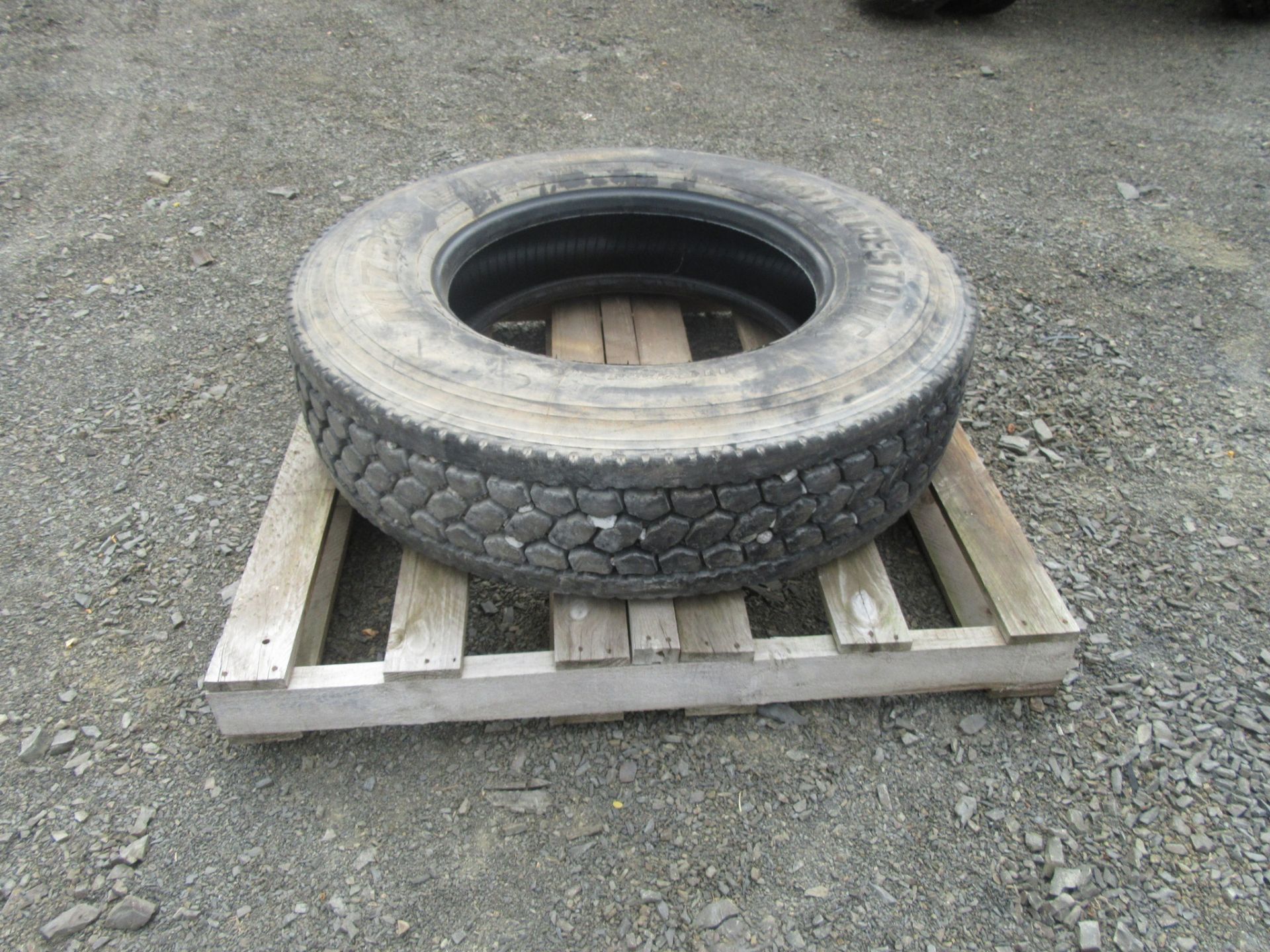Bridgestone 11R24.5 Tire - Image 10 of 11