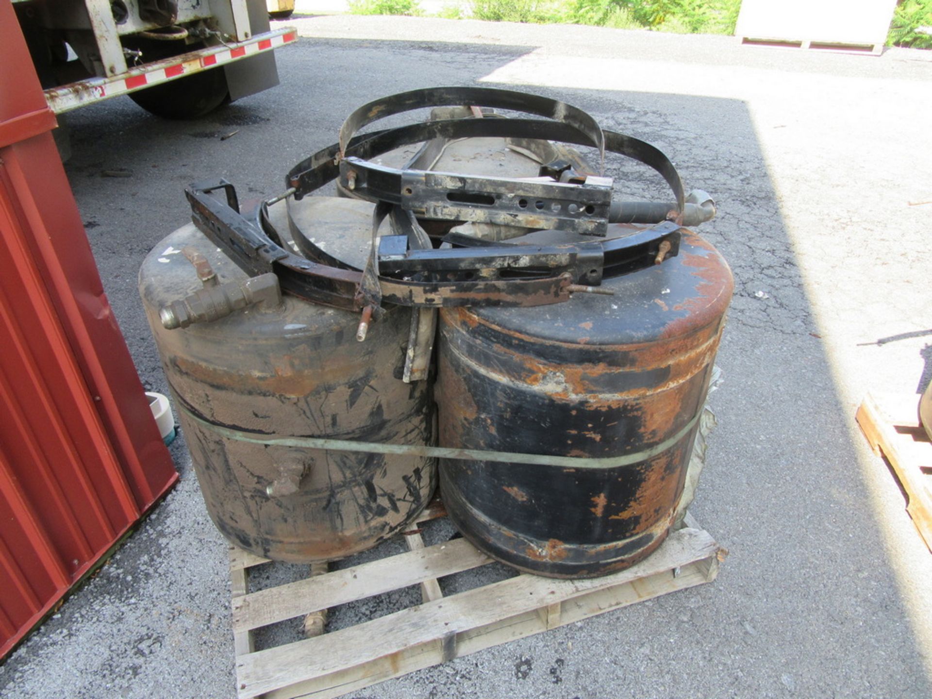Hydraulic tanks