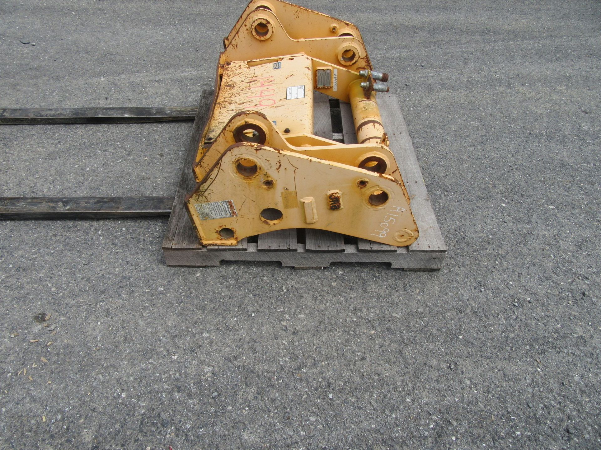 Paladin HL757TM9A Hydraulic quick coupler - Image 4 of 7
