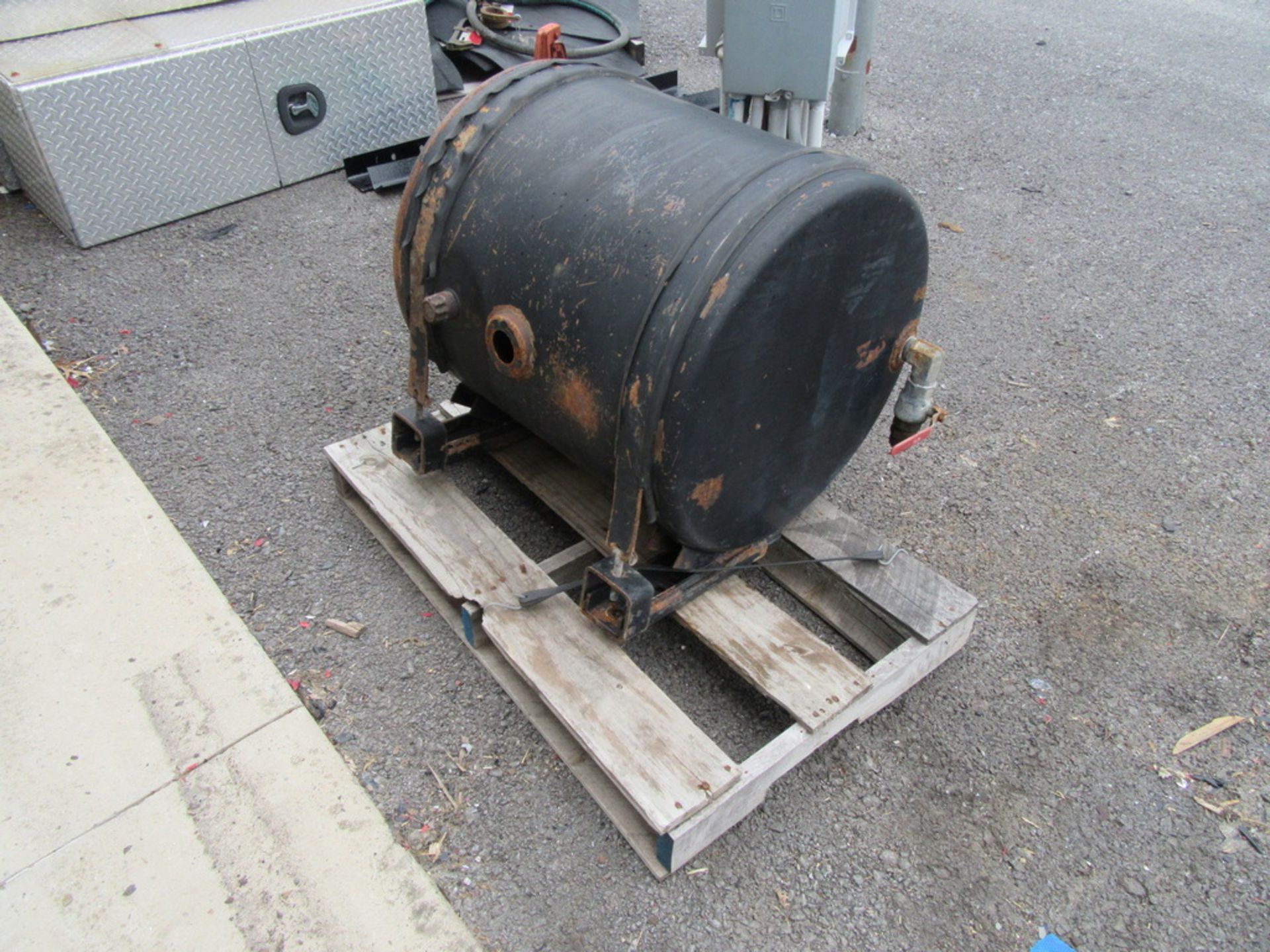 Oil reservoir - Image 3 of 5