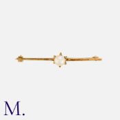 A Pearl Bar Brooch in 9K yellow gold, set with a white round pearl. Partial hallmark for 9ct gold.