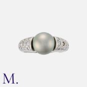 BOODLES & DUNTHORNE. A Grey Pearl and Diamond Ring in 18K white gold. Set with a grey pearl (approx.