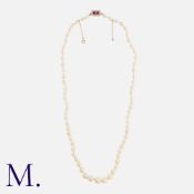 A Pearl Necklace in yellow gold, comprising a row of pearls ranging from approximately 4.4mm-7.