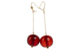 AMBER NECKLACE AND PAIR OF EARRINGS, 20TH CENTURY