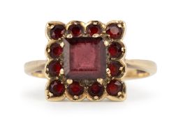 GARNET CLUSTER RING, EARLY-MID 20TH CENTURY